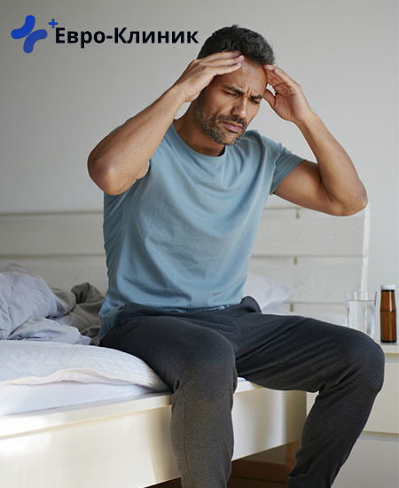 мужчина держится за голову